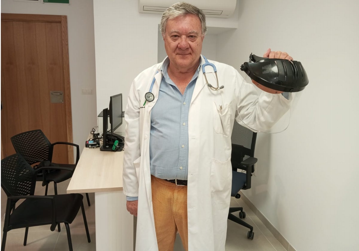 José Manuel León Sotelo en su consulta del centro de salud Virgen de África con una pantalla artesanal donada por una hermandad de Sevilla durante la primera ola de la pandemia