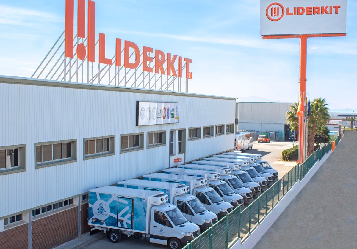 Flota de Liderkit junto a sus instalaciones en Guarromán