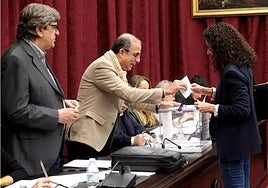 El informe jurídico de la Consejería de Universidad sobre el Estatuto de la US cuestiona algunos de los requisitos para optar a rector