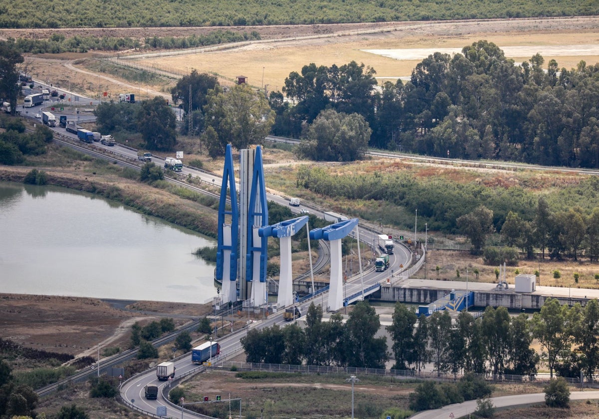 La esclusa del Guadalquivir evita las riadas en la ciudad