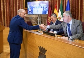 Antonio Díaz Arroyo junto a José Luis Sanz en el acto celebrado en el Ayuntamiento de Sevilla