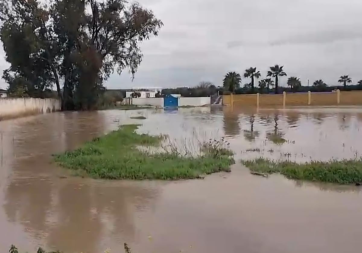 Desalojan a trece vecinos del Palmar de Troya ante la llegada de la borrasca Martinho