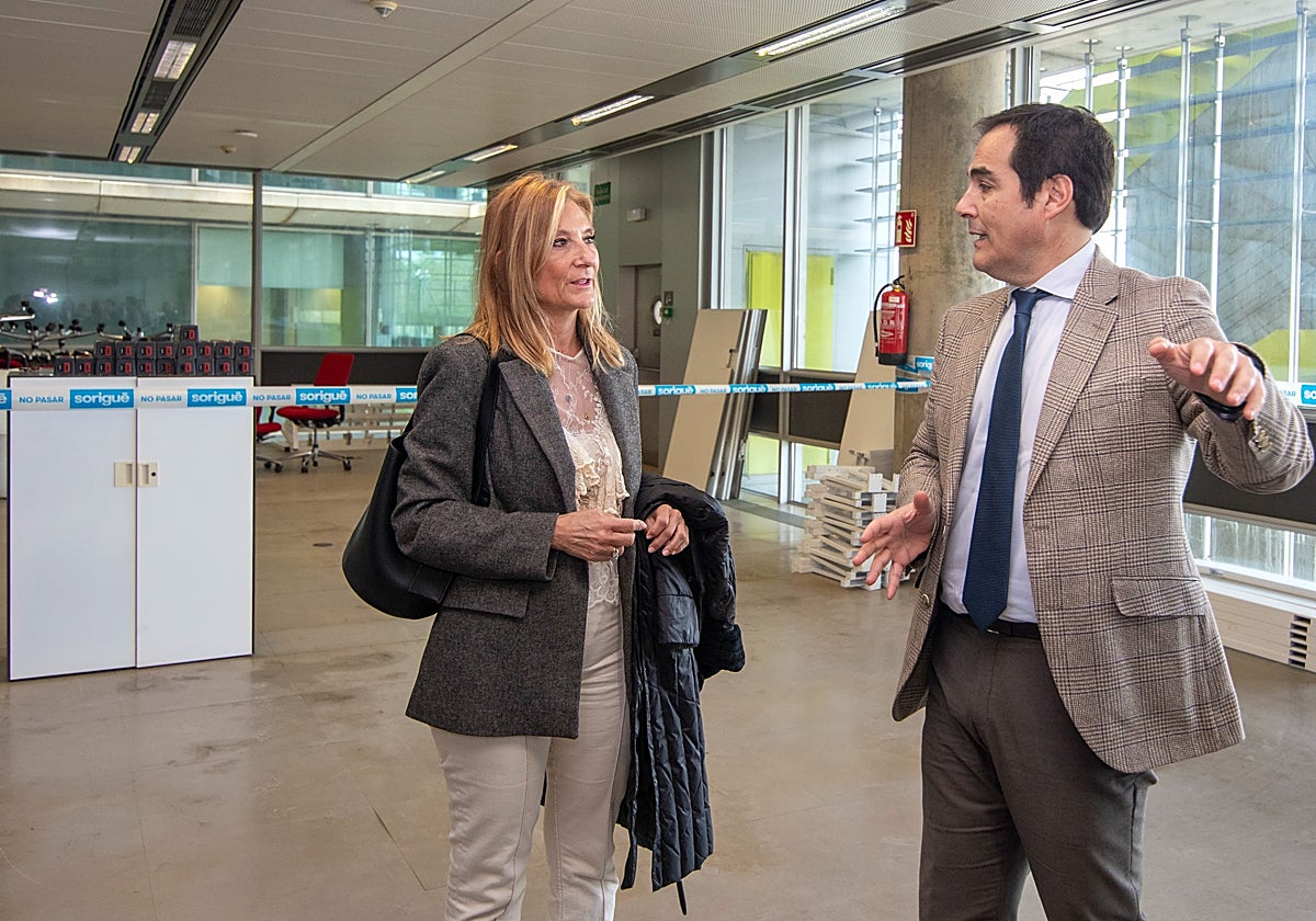 El consejero José Antonio Nieto y la decana de los jueces, Reyes Vila, han visitado este viernes la sede de la Ciudad de la Justicia