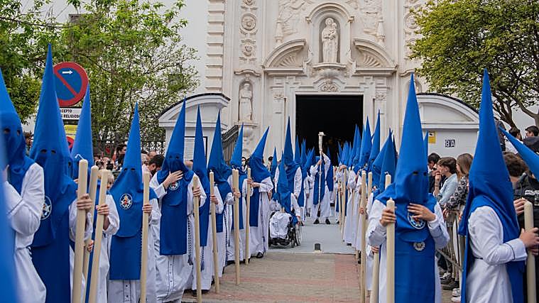 Nazarenos de la Hermandad de la Misión saliendo de San Antonio María Claret