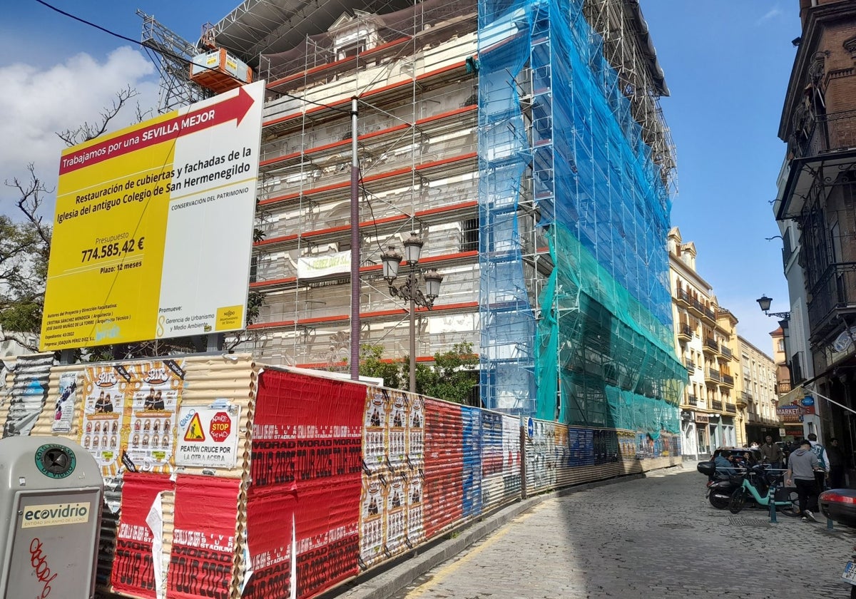 Los andamios sobre la antigua iglesia de San Hermenegildo en la calle Jesús del Gran Poder