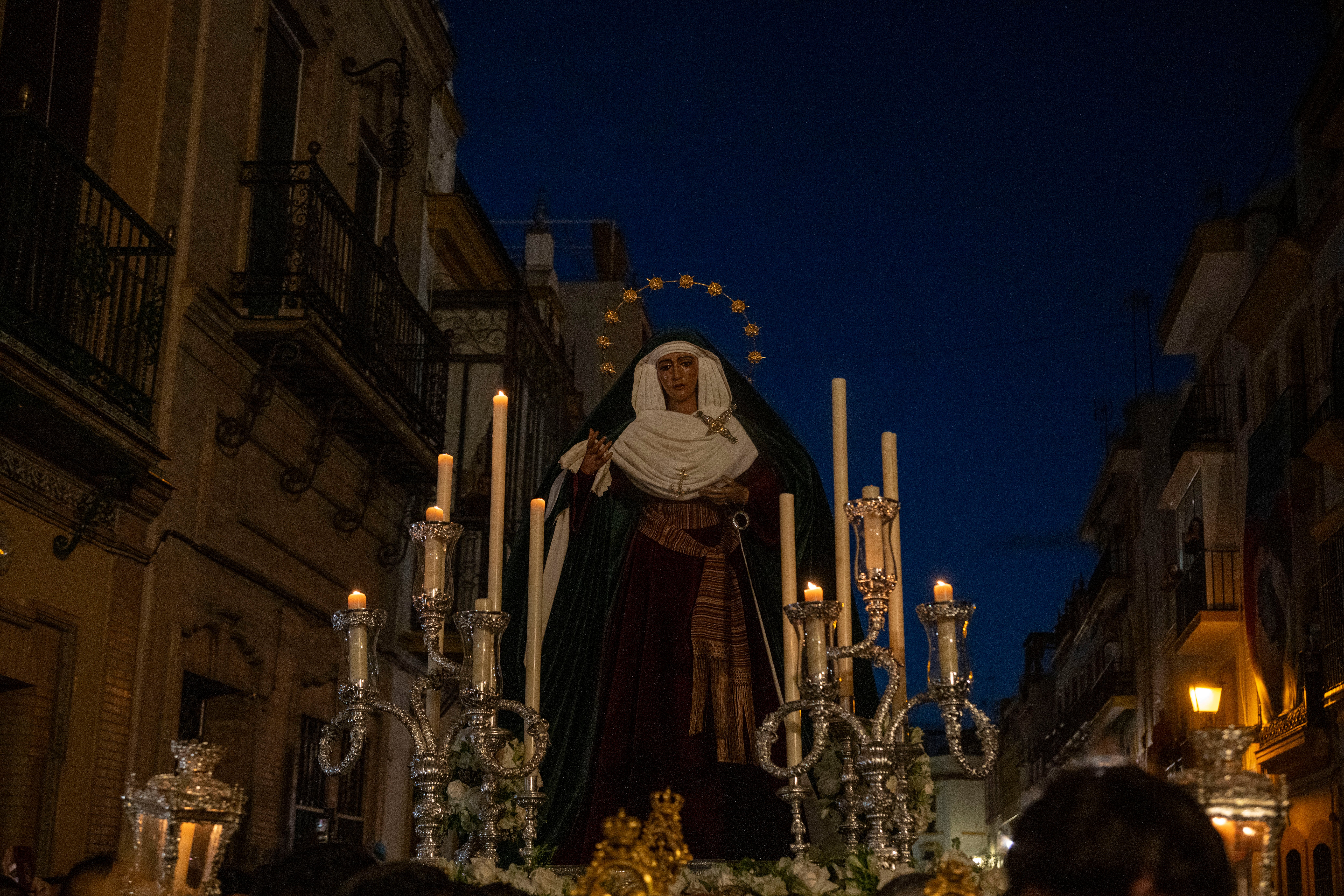 El traslado de la Esperanza de Triana, en imágenes