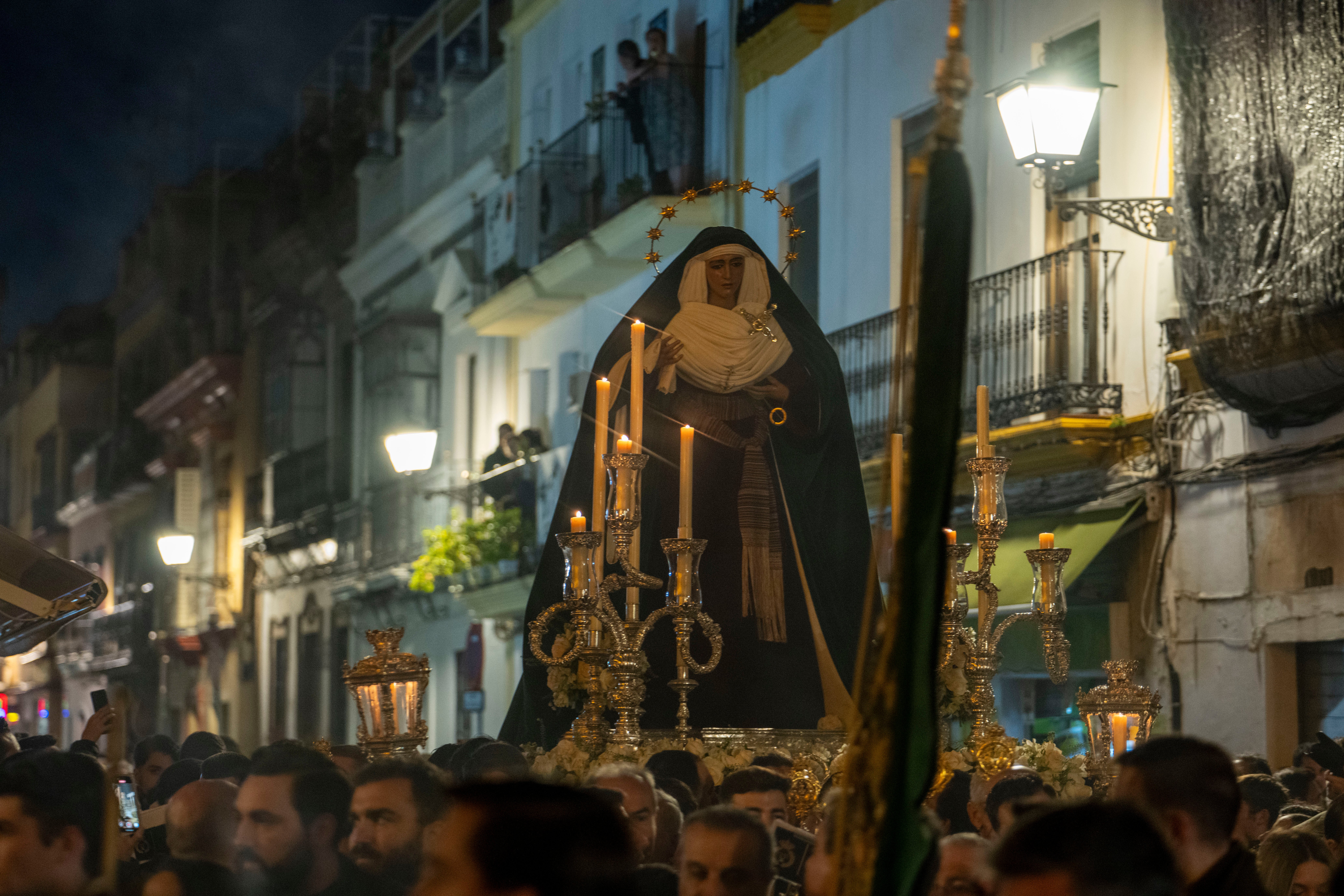 El traslado de la Esperanza de Triana, en imágenes