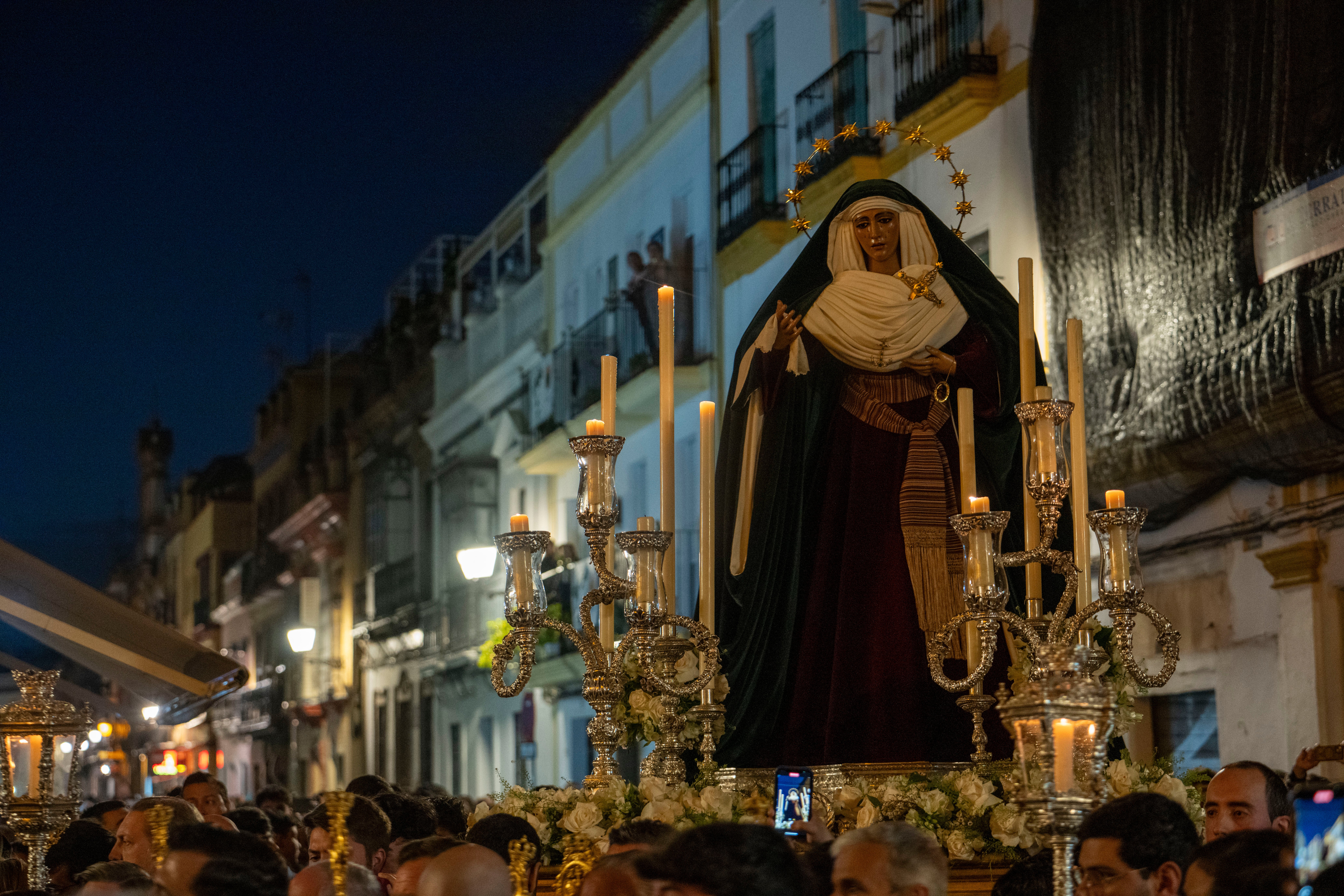 El traslado de la Esperanza de Triana, en imágenes