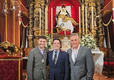 Joaquín Sánchez y Marcos Álvarez junto a Luis Fernando Rodríguez, hermano mayor de la corporación