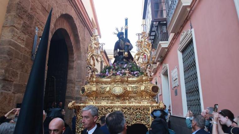 El Señor de las Tres Caídas de San Isidoro saliendo de su parroquia