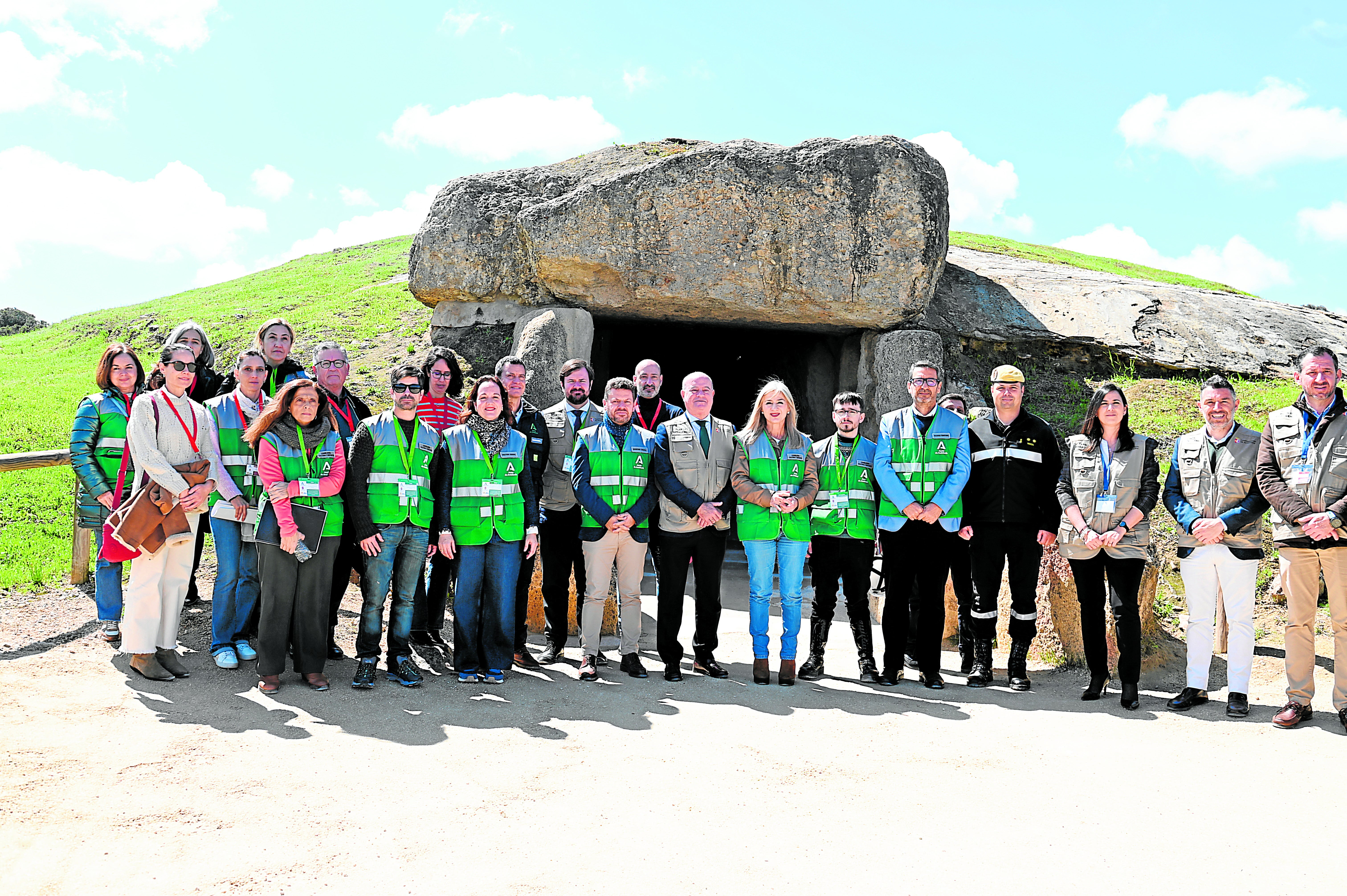 Un momento del simulacro junto al dolmen de Antequera