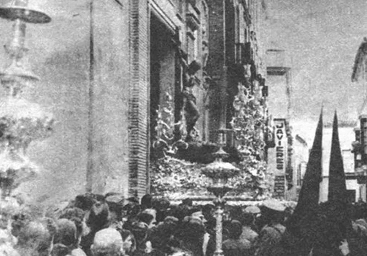 El Cristo de las Almas saliendo desde los jesuitas