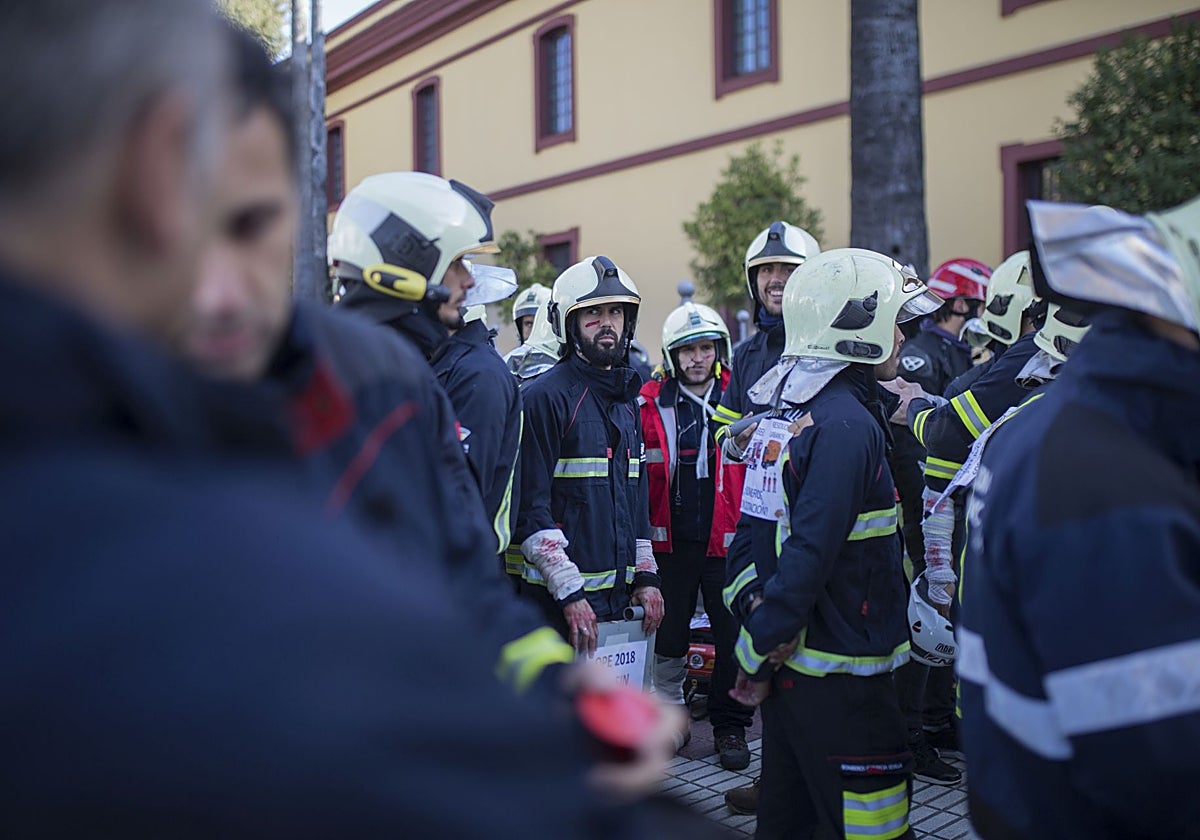 Los Bomberos del Consorcio protestan ante la Diputación de Sevilla ...