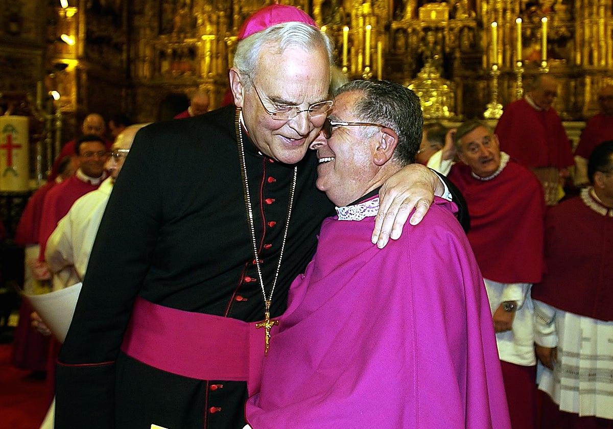 Leonardo Castillo, abrazado por monseñor Amigo