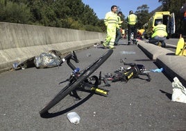 En estado crítico uno de los ciclistas atropellados por un coche en Aznalcázar