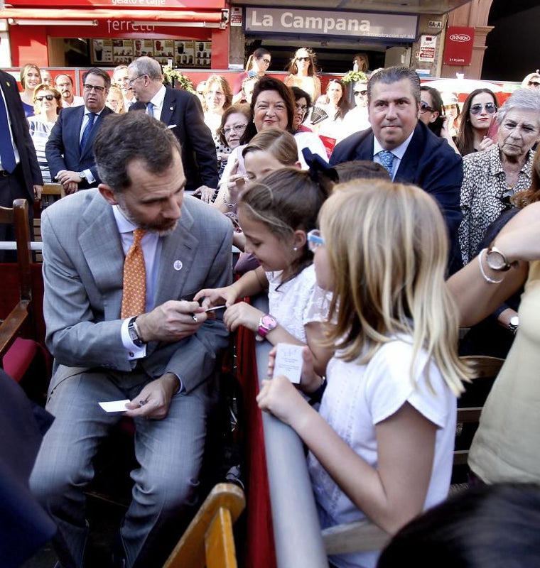 El Rey hablando con niñas en la plaza de la Campana
