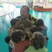 Eduardo Barrero recibe el cariño de los niños de un colegio al que acudió a impartir una de sus charlas de educación vial
