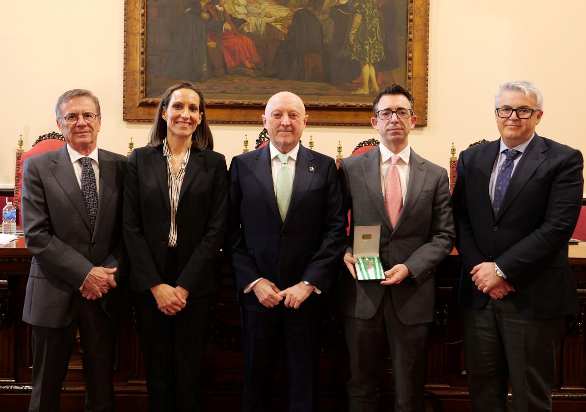 Entrega de la medalla de honor de los notarios de Andalucía al Colegio Notarial de Valencia