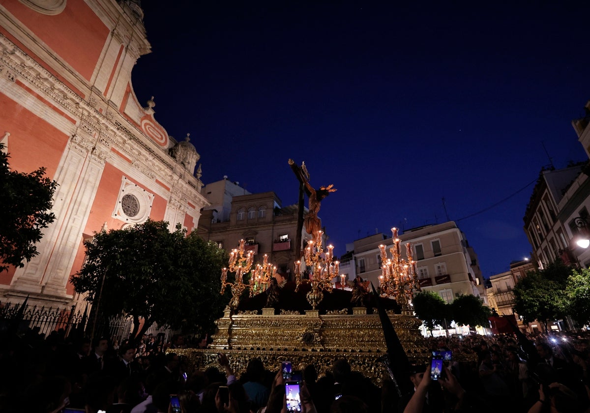 Salida del Santísimo Cristo del Amor desde el Salvador