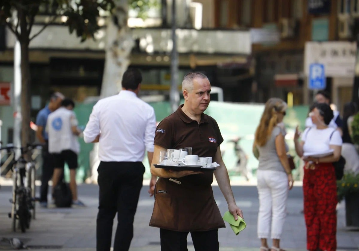 El sector servicios impulsa la caída del paro en Andalucía en el último mes
