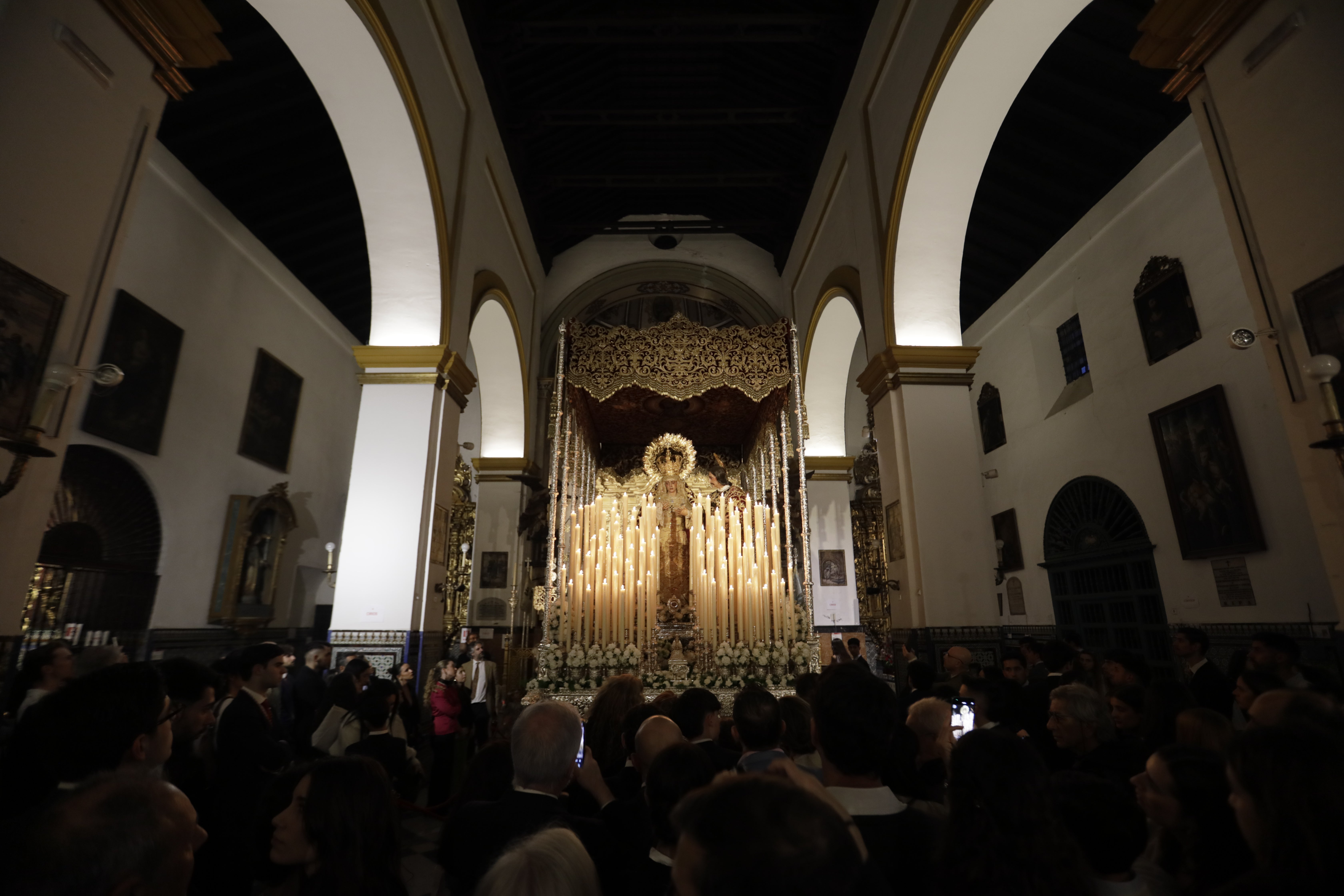 El palio de la Virgen de la Amargura en el interior de San Juan de la Palma