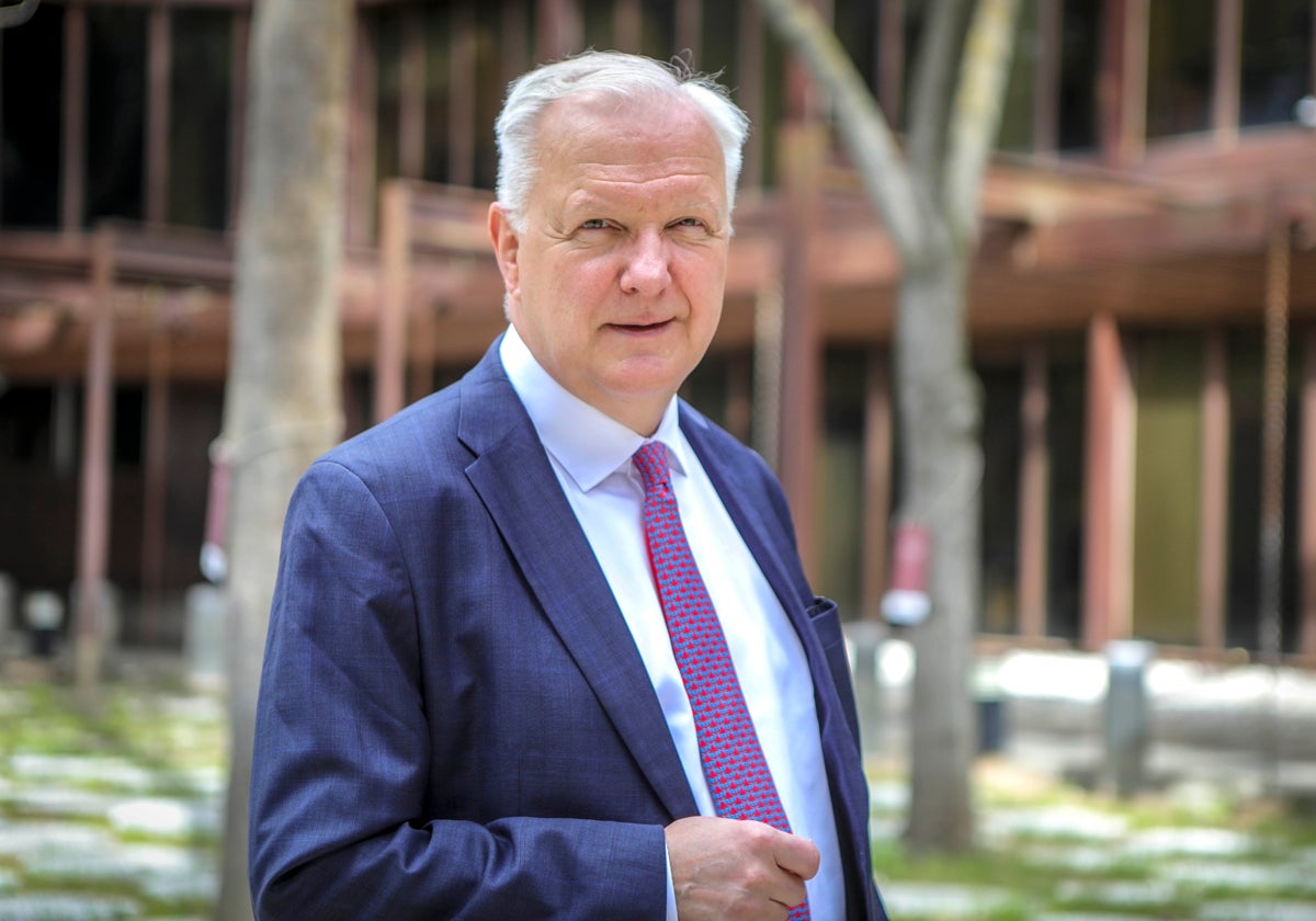 El excomisario de la Unión Europea Olli Rehn posa en el jardín del Centro Común de Investigación (JRC)