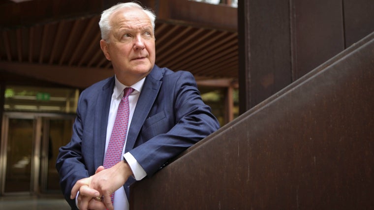 El excomisario Olli Rehn en los jardines de JRC