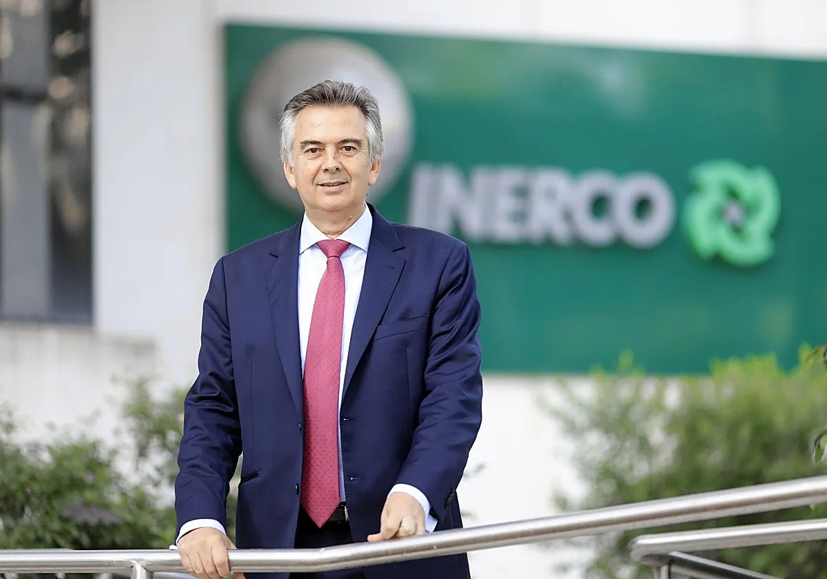 El CEO de Inerco, Pedro Marín, junto a la sede de la firma en Sevilla