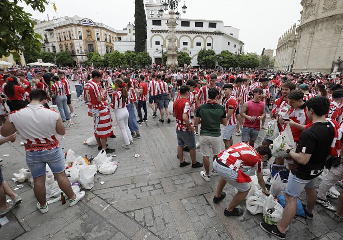 Aficionados del Athletic Club de Bilbao en la plaza Virgen de los Reyes en la última final de la Copa del Rey