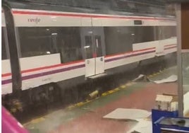 Las intensas lluvias provocan en Sevilla el derrumbe del techo del taller de trenes autopropulsados de Renfe