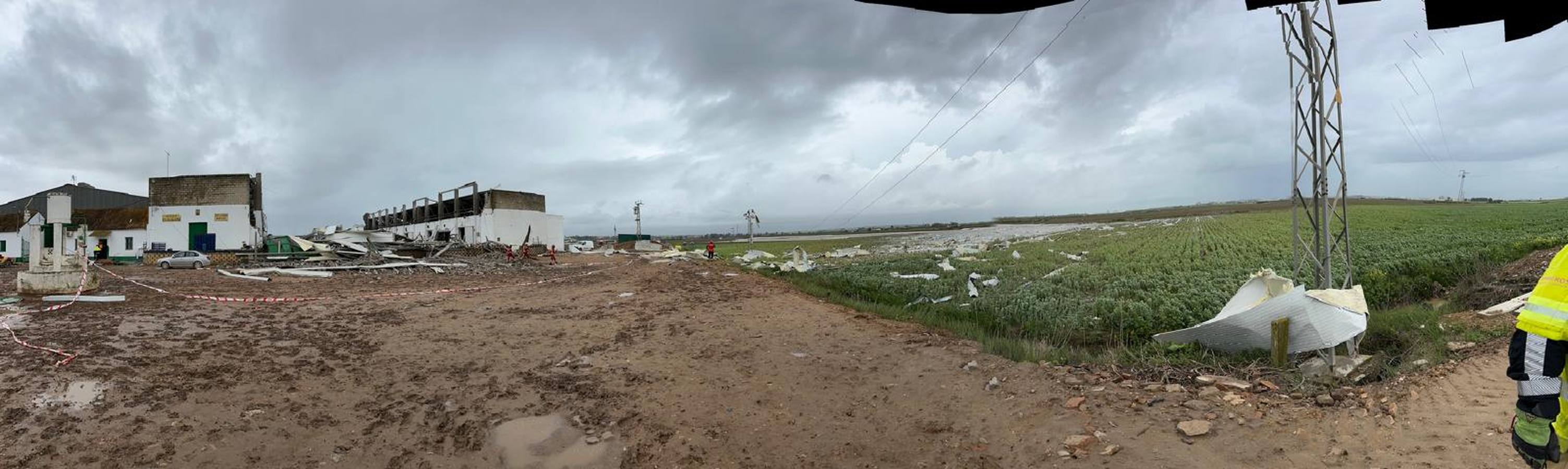 La nave ha quedado totalmente destruida tras el paso del tornado y se ha cobrado la vida de tres personas 