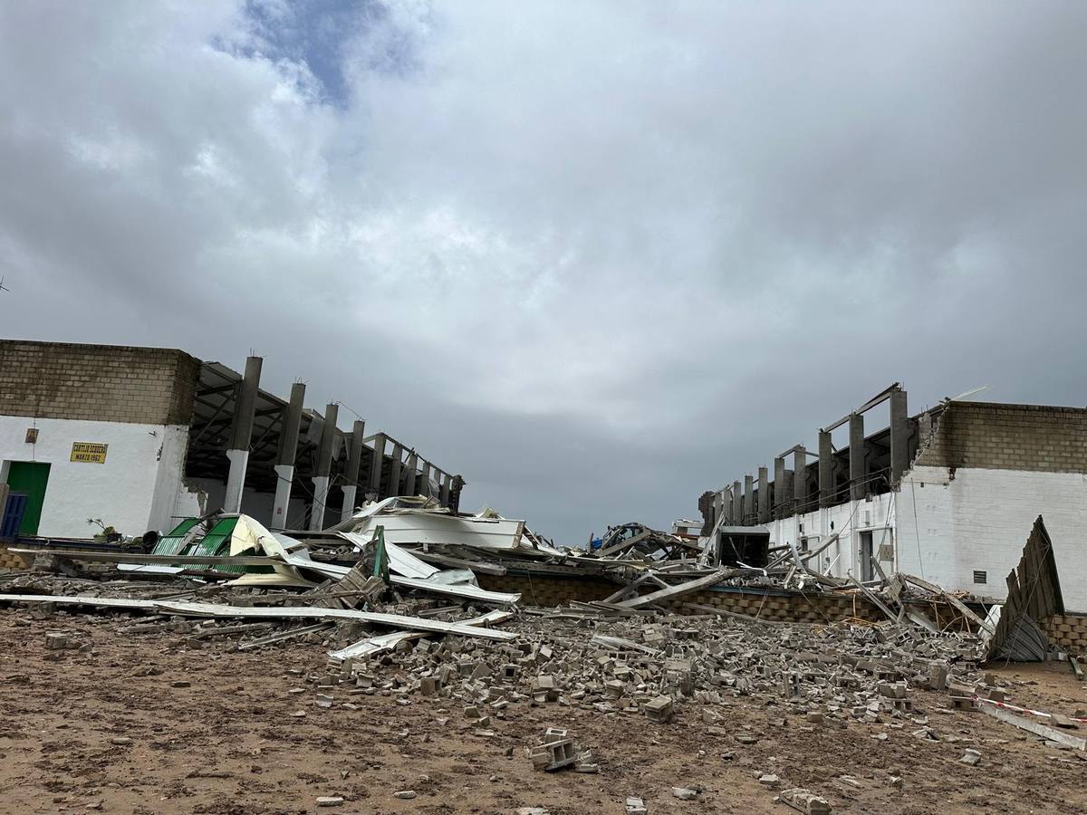 La nave ha quedado totalmente destruida tras el paso del tornado y se ha cobrado la vida de tres personas 