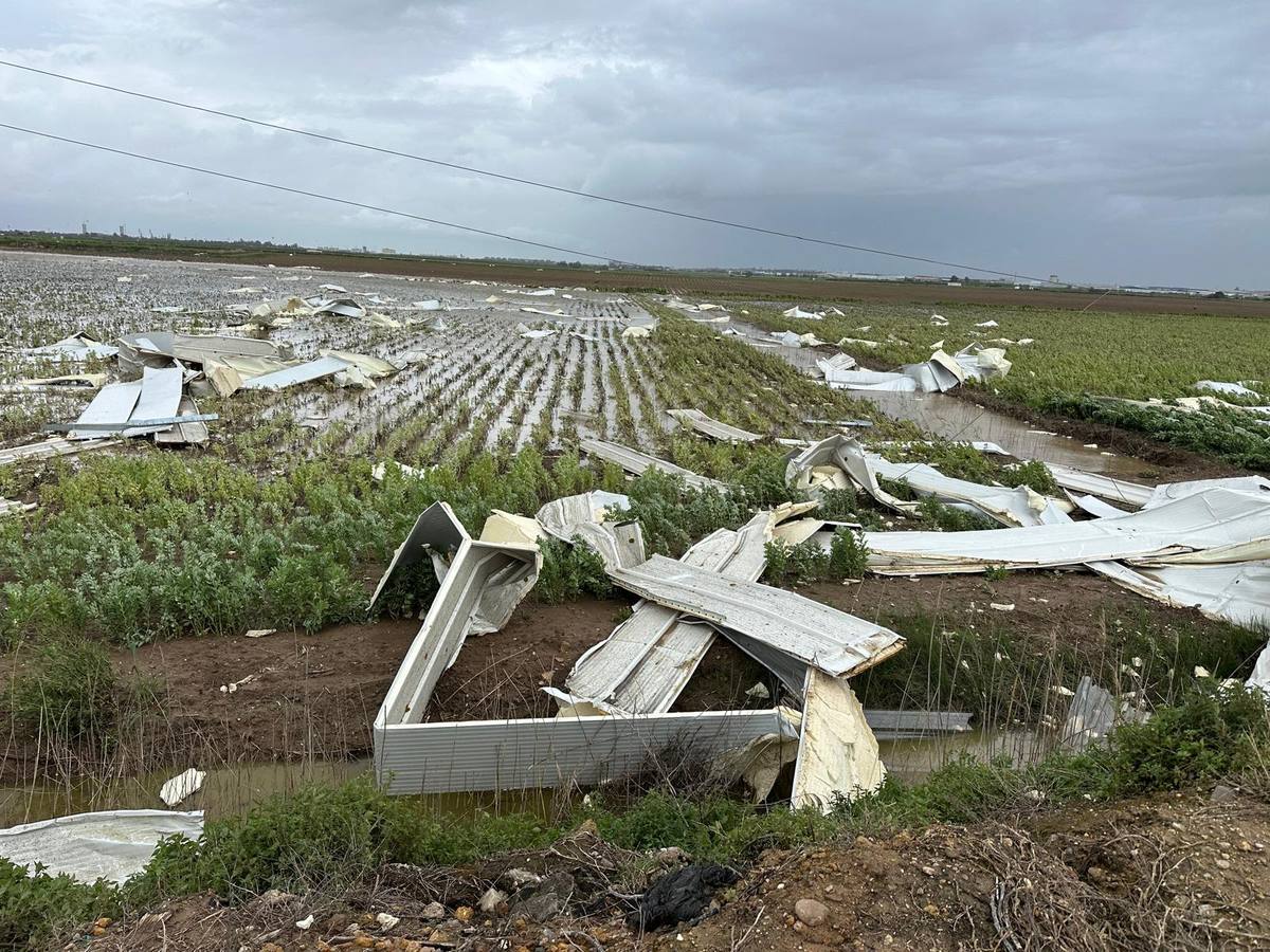 La nave ha quedado totalmente destruida tras el paso del tornado y se ha cobrado la vida de tres personas 