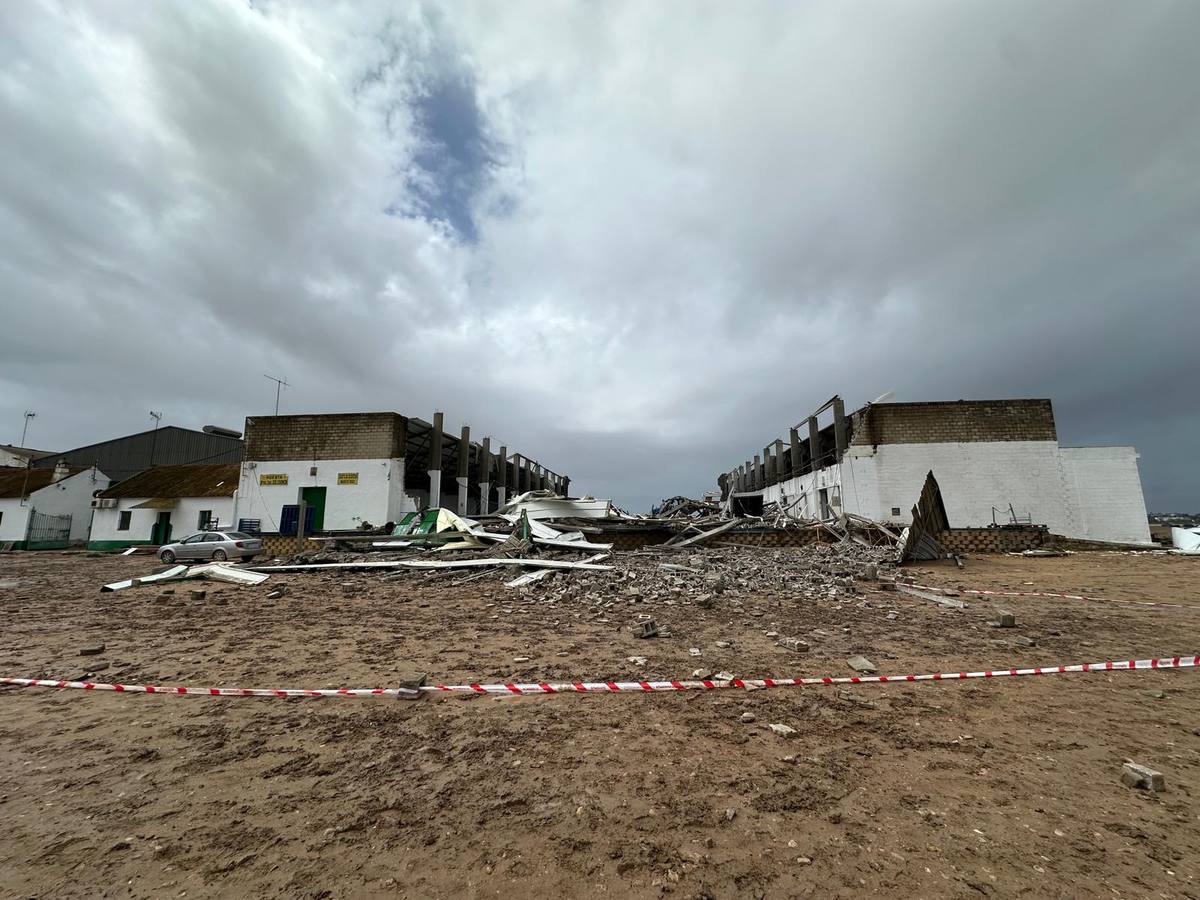 La nave ha quedado totalmente destruida tras el paso del tornado y se ha cobrado la vida de tres personas 