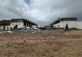 Tres muertos por el derrumbe de una nave agrícola en Coria del Río tras el paso de un tornado