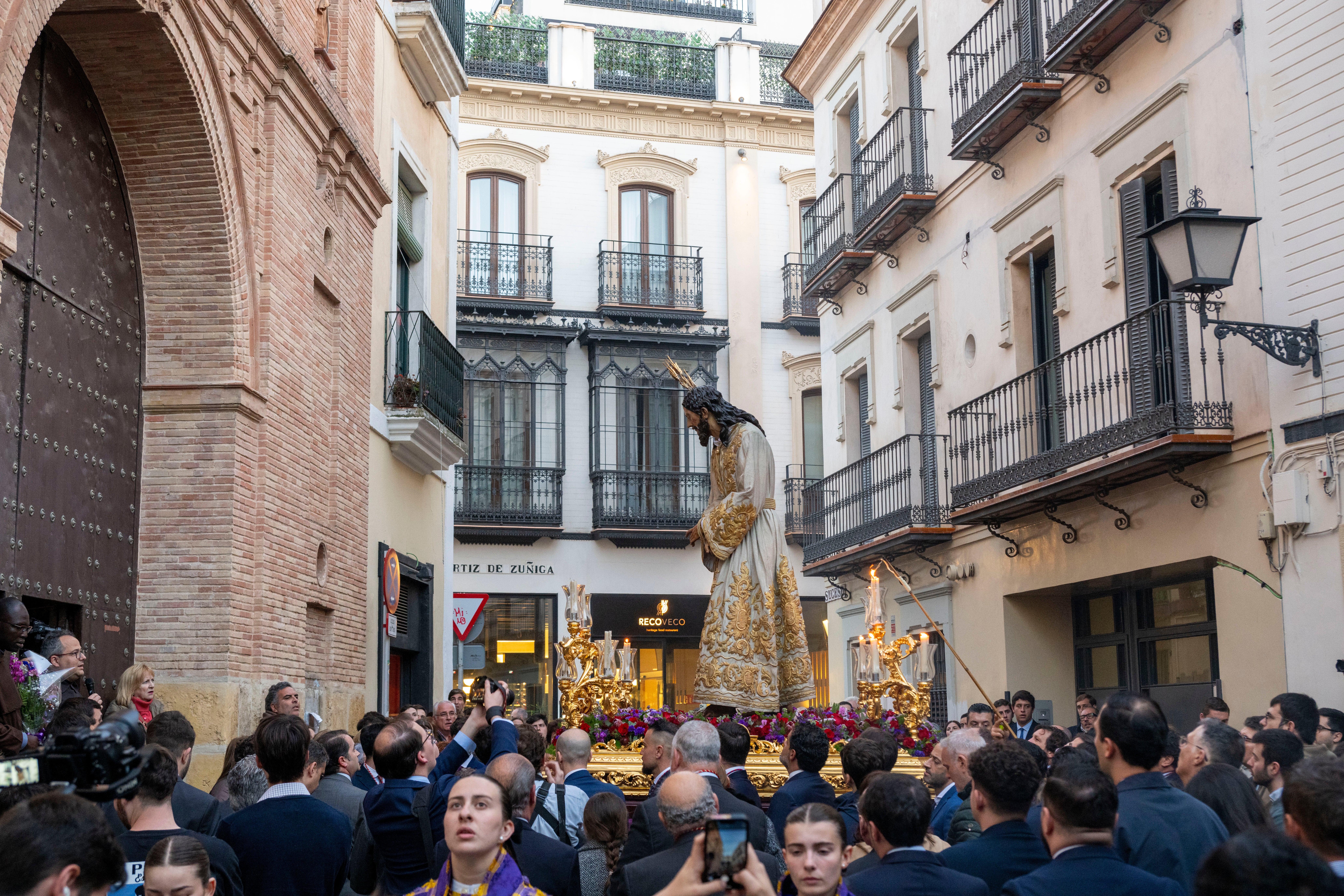 El vía crucis extraordinario del Señor del Silencio de la Amargura, en imágenes