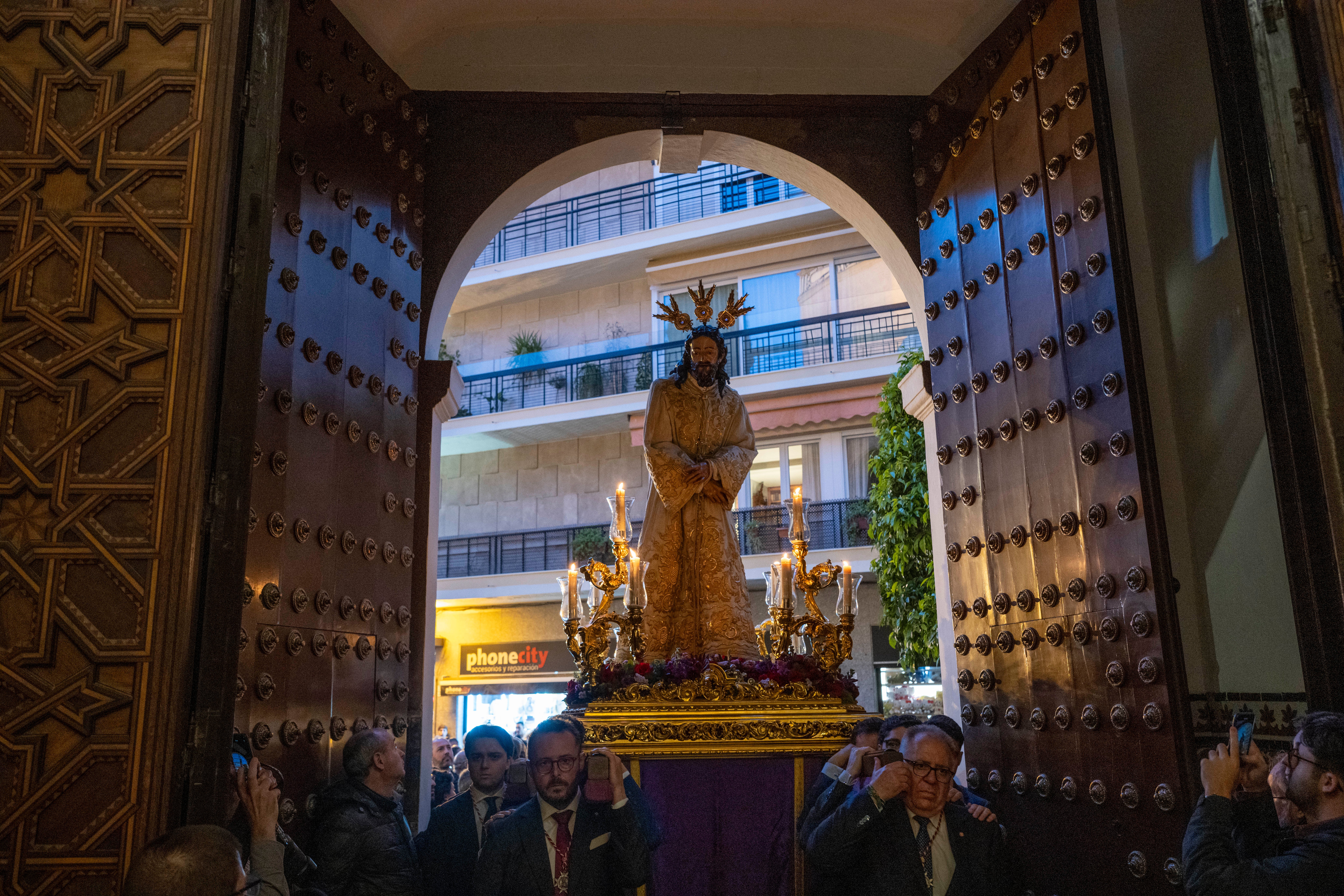 El vía crucis extraordinario del Señor del Silencio de la Amargura, en imágenes