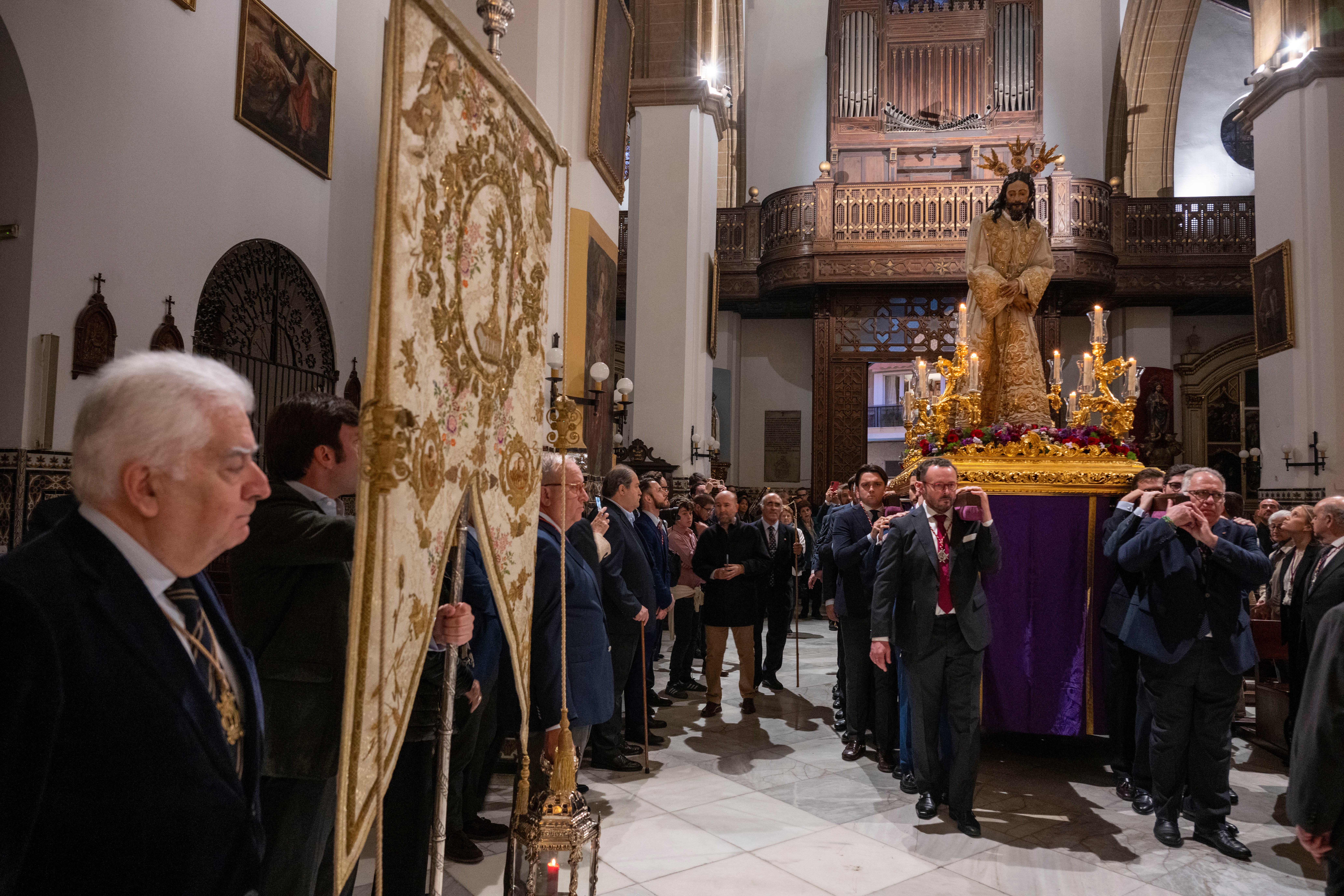 El vía crucis extraordinario del Señor del Silencio de la Amargura, en imágenes