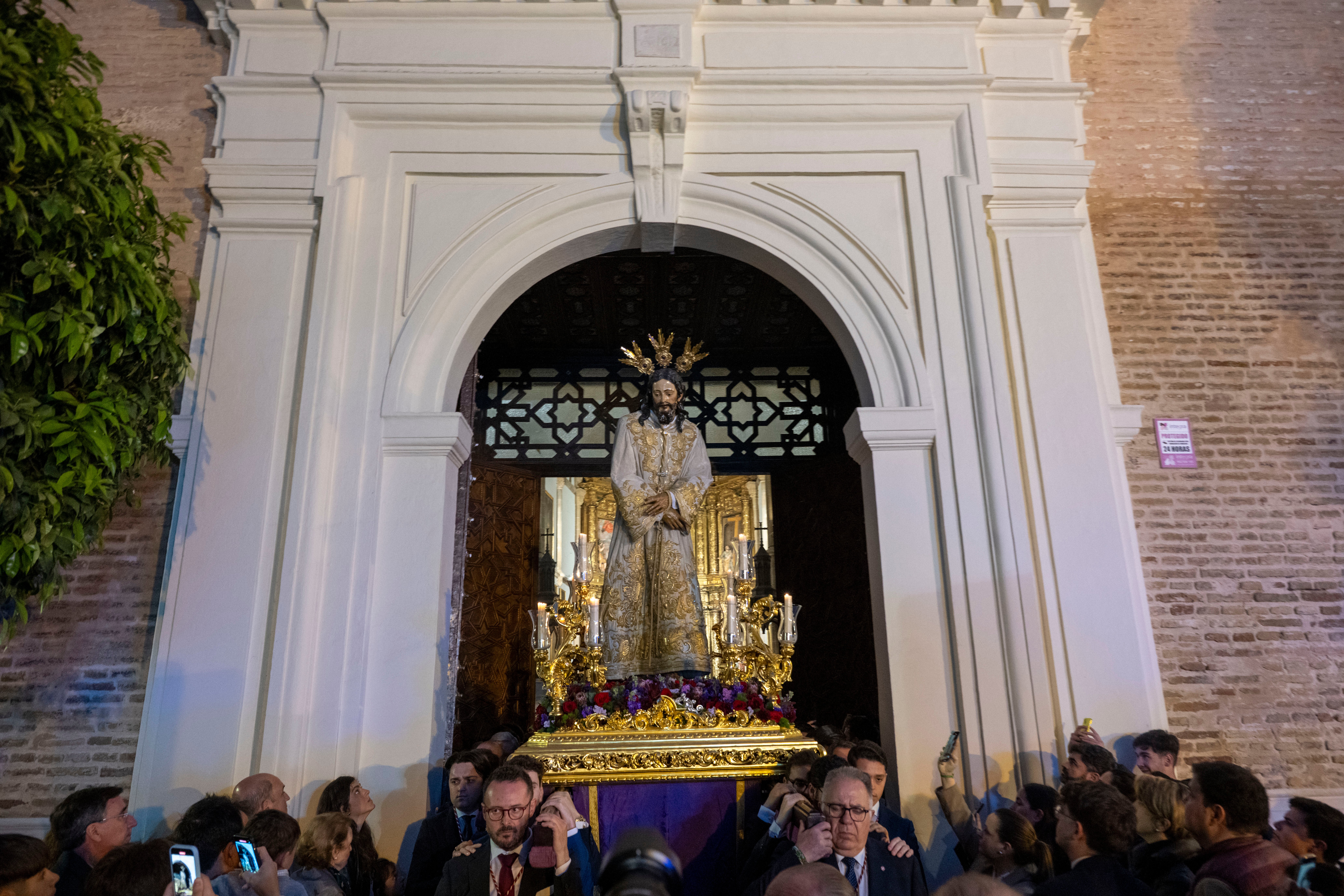 El vía crucis extraordinario del Señor del Silencio de la Amargura, en imágenes