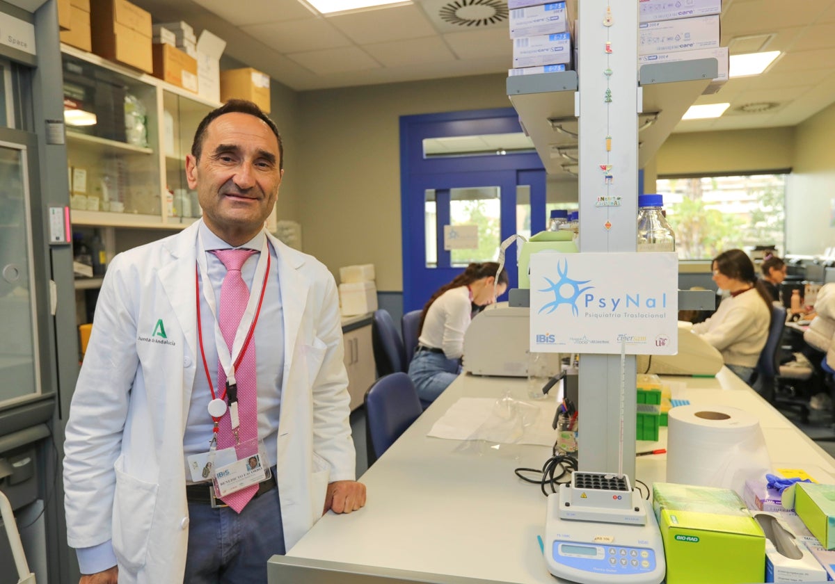 El psiquiatra e investigador Benedicto Crespo-Facorro en el Instituto de Biomedicina de Sevilla