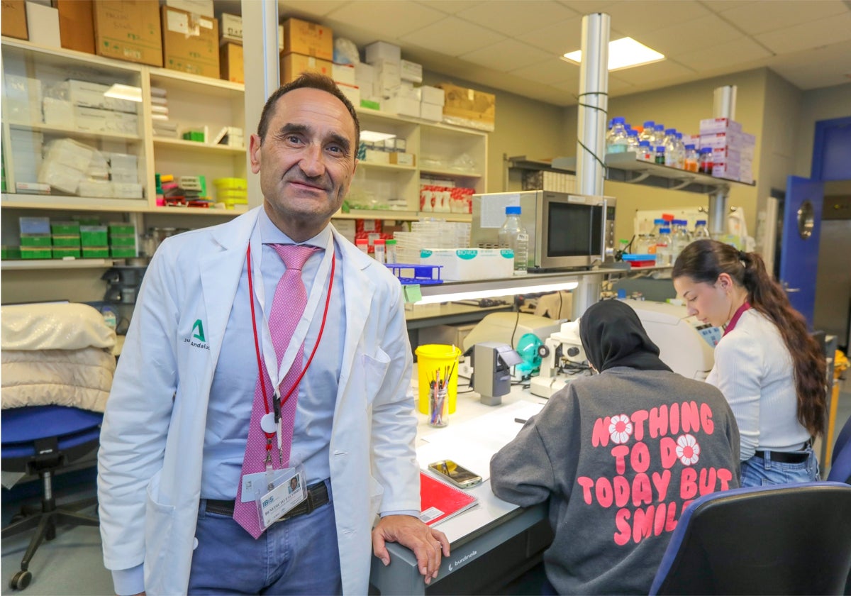 Benedicto Crespo-Facorro en el laboratorio de Psiquiatría Traslacional del Instituto de Biomedicina de Sevilla