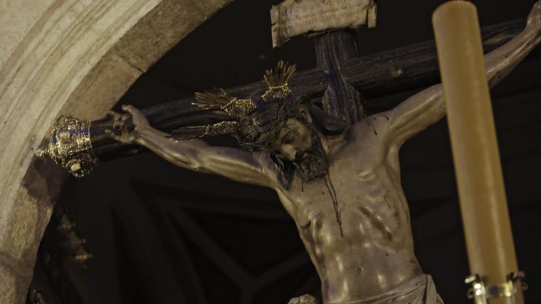 Salida de la Hermandad del Cristo de Burgos desde la parroquia de San Pedro