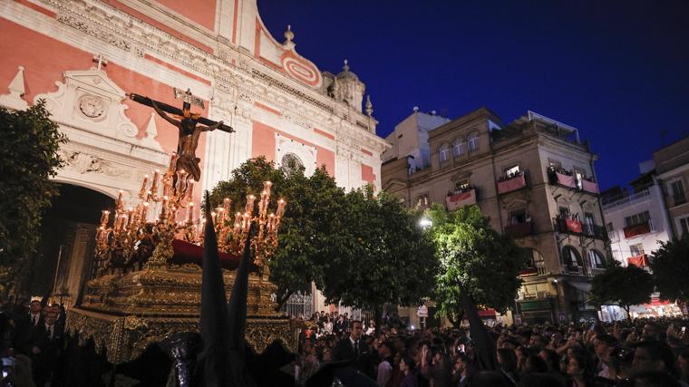 El Cristo del Amor saliendo de la iglesia del Divino Salvador