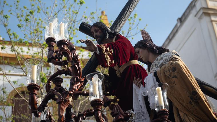 El misterio de La Misión saliendo de su iglesia