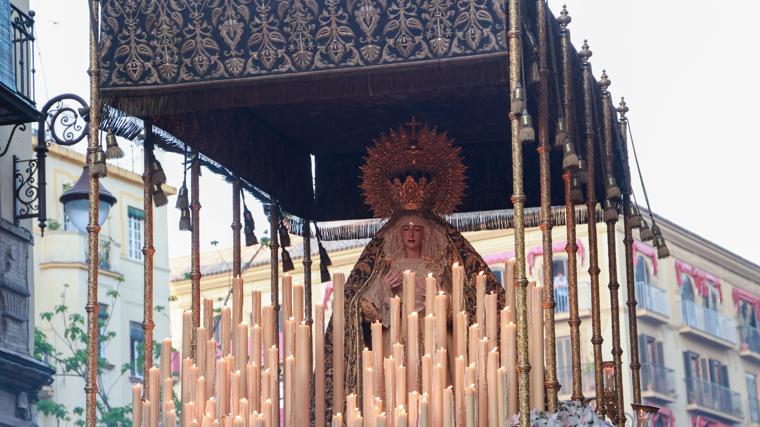 El paso de palio dorado de la Virgen de Loreto