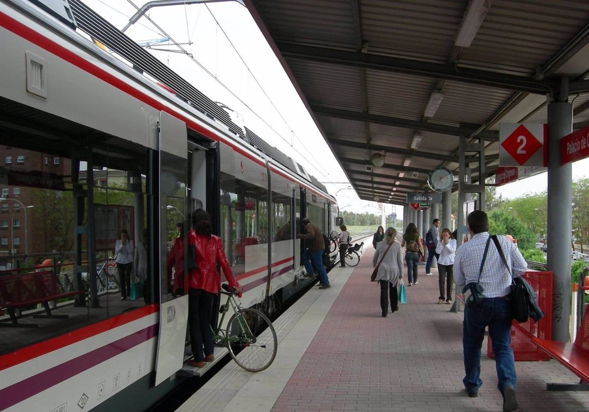 Imagen de archivo de pasajeros subiendo a un tren de cercanías
