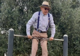 Un hombre de 88 años sorprende en Montequinto haciendo ejercicios de calistenia: «Como te vean, te ponen a trabajar»