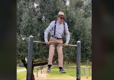 Un hombre de 88 años sorprende en Montequinto haciendo ejercicios de calistenia: «Como te vean, te ponen a trabajar»