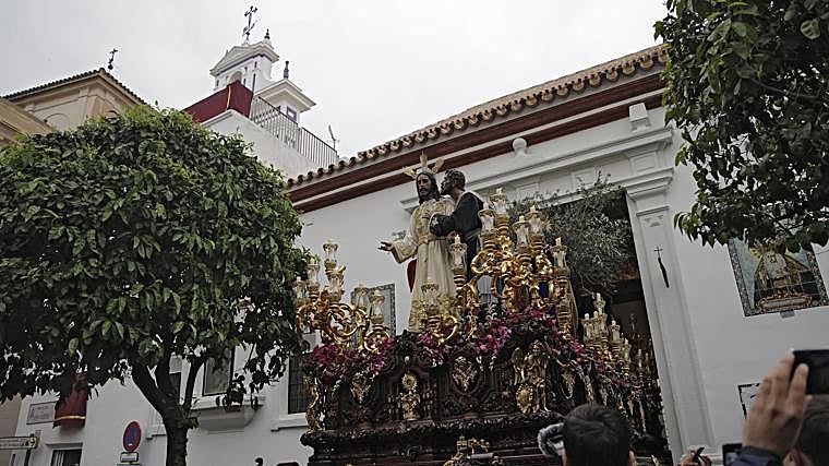 El misterio del Beso de Judas, de La Redención, saliendo desde la iglesia de Santiago