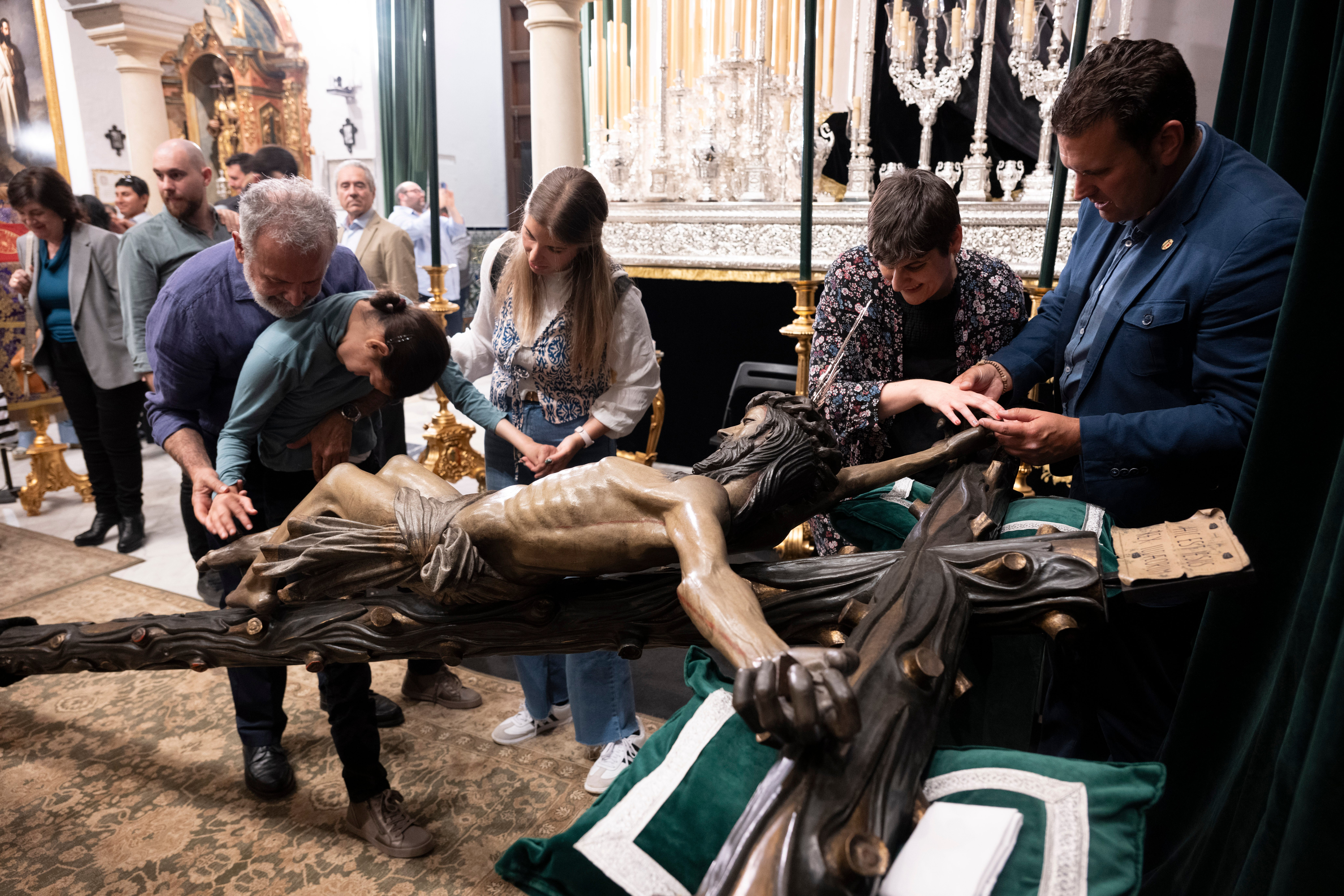 La visita de los invidentes al Cristo de la Vera Cruz, en imágenes